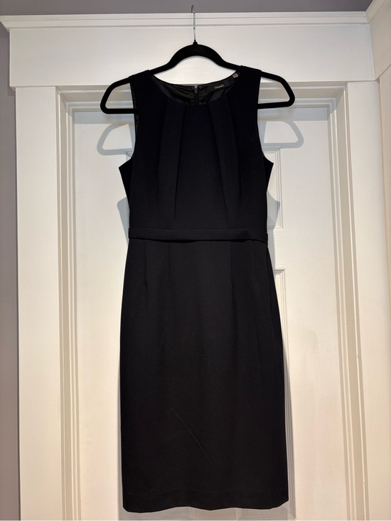 Tahari Dresses & Skirts - Tahari Navy Blue Sleeveless Sheath Dress